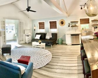 Lakeview retreat with beach access. Stylish home just steps from Deep Run Beach. - Canandaigua - Living room