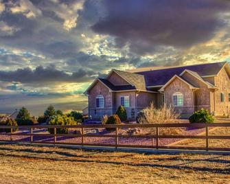 Pueblo Five Star Pikes Peak View Home with Hot Tub - Pueblo West - Building