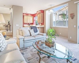 Peaceful 3 bedroom house with a hot tub - Aliso Viejo - Living room