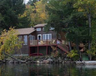 Lake House Wooded Vacation Retreat and Nature Escape - Farmington - Edificio