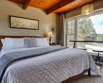 Sunrise Cabin at Highland Meadows - King Bed and Views - Hot Springs