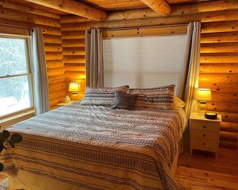 5 BR log cabin - 40 private acres - Hiking trails - East Jordan - Habitación
