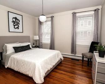Relaxing & Spacious 2BR in Federal Hill - Providence - Bedroom