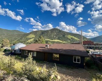 Harmony Mountain view Family-sized house with designer renovation and game room! - 엠파이어 - 야외뷰