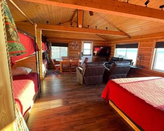 Alaskan Suites - Homer - Bedroom