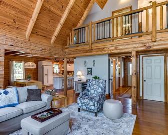 Cider House - Columbus - Living room