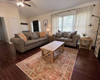 Private cottage Great for hiking, ATVs - Boaz - Sala de estar