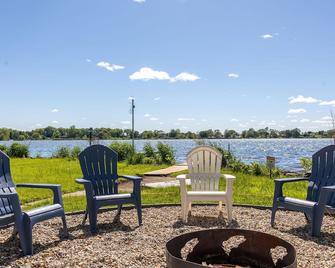 Herons Perch: Peaceful Lakefront Cottage in Shipshewana close to all the fun! - Shipshewana - Binnenhof