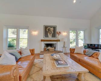Gorgeous Carpinteria Home: Pool, Spa, Fireplaces! - Carpinteria - Huiskamer