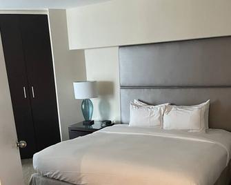 Big hotel suite on the intercostal and minutes away from FLL Beach - Fort Lauderdale - Bedroom