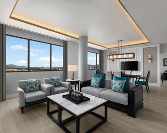 Courtyard by Marriott Phuket Town - Phuket - Pokój dzienny