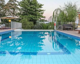 Zorbas Family House - Platanias - Zwembad