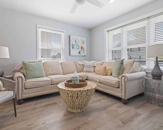 Margate Bungalow By the Beach I - Margate City - Living room