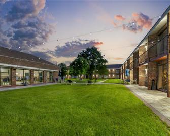 Best Western Plus Keene Hotel - Keene - Building