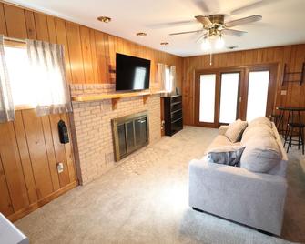 Charming, 2-bedroom house in Scott City in a great location! - Scott City - Sala de estar