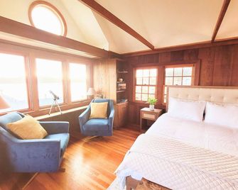 Spring Lily! Amazing View! Hot Tub! Serene house & WiFi in beautiful Bodega Bay - Bodega Bay - Bedroom