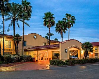 La Quinta Inn by Wyndham Laredo I-35 - Laredo - Gebouw