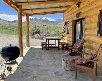 Between Cody & Yellowstone Bunkhouse & Fishing On The Shoshone River(Listing #1) - Wapiti - Patio