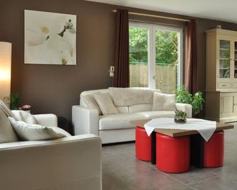 Nice Vacation Home in Bomal - Durbuy With Wellness and Garden - Bomal - Sala de estar