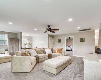 Spacious Home w/ Fireplace - Near Pinehurst Golf! - Pinehurst - Living room