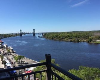 Panoramic River View Downtown Condo W/Balcony - Wilmington - Balcony