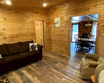 Raccoon Retreat, 2 Bedroom 1 Bath Cabin, Sleeps Up to 6 People - Chestertown - Living room