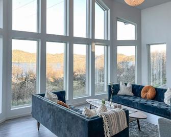 Awesome Home In Farsund With House Sea View - Farsund - Stue