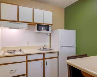1 King Bed | Suite, Nsmk, Kitchen, Sofa-Bed - Germantown - Cocina