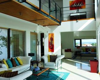 Luxury villa Large with private pool, minutes from the beach, - Vila Franca do Campo - Living room