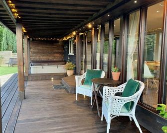 Eden Lodge (with private hot tub) - Wellington - Patio