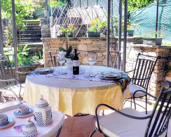 Apartment with lovely porch and garden - Stresa - Restaurant