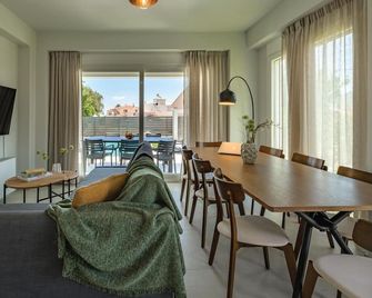 Komos Villas Airport by Airstay - Artémida - Living room