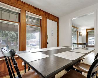 Charming 3-bedroom house with AC and WiFi in lovely Lansing - Lansing - Dining room