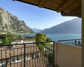 Hotel Garda Bellevue - לימונה סול גרדה - מרפסת