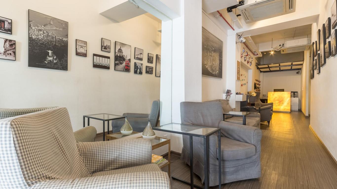 Chic Capsule Otel