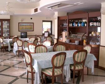 Hotel Stella 2000 - אולביה - מסעדה