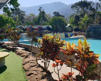 Alang Kenari Resort - Yan Besar - Piscina