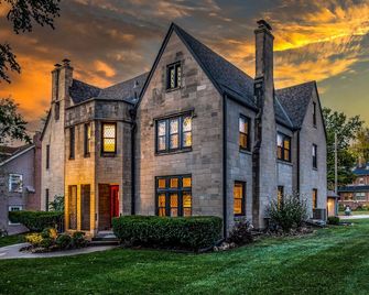 Midtown Dundee Castle across the street from Warren Buffett! - Omaha - Gebäude