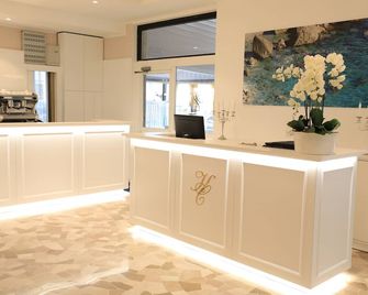 Hotel Continental - Pietra Ligure - Rezeption