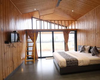 Shreephal Luxurious Resort - Saputara - Bedroom