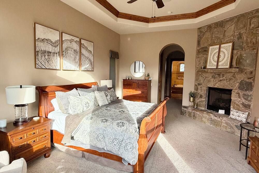 Riverfront Mansion with Indoor Pool, Private Pond, and Hot Tub on 16 Acre Ranch - Hamilton - Schlafzimmer