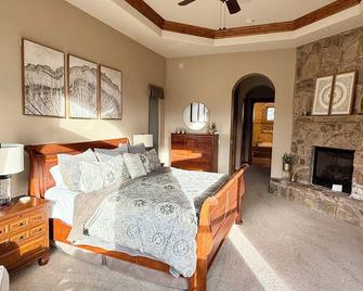 Riverfront home with indoor pool, pond, and the comforts of a first class resort - Hamilton - Habitación