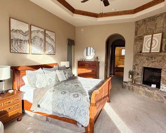 Riverfront Mansion with Indoor Pool, Private Pond, and Hot Tub on 16 Acre Ranch - Hamilton - Schlafzimmer
