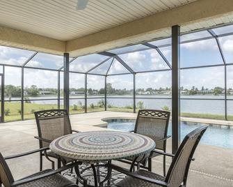 Lilsis by the Lake - Port Charlotte - Patio