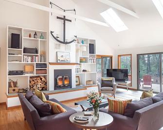 Secluded Home with Fireplace in Bucolic Stone Ridge, NY - Stone Ridge - Living room