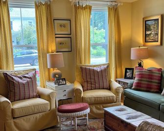 Maine Squeeze Cottage - Camden - Living room