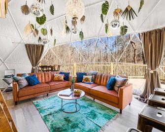 Glamping Dome with Full Bath, Kitchen, Fire Pit, & Charcoal Grill - Cosby - Sala de estar