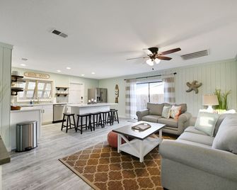 Cozy 3 Bed/2 Bath Beach House, Only Steps to the beach. Pet Friendly. EV Charger - Cape Canaveral - Living room