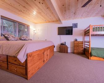 sleeps 18, room for the whole family, lake privileges, steps from the lake. - Twain Harte - Ložnice