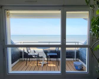 Magnificent Apartment / beachfront duplex 'feet in water' - Jullouville - Balcon